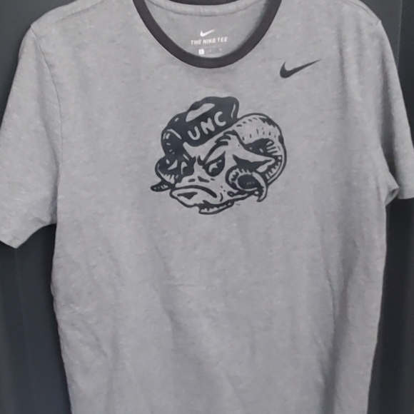 Size large Nike UNC Tarheel tee - Picture 1 of 5